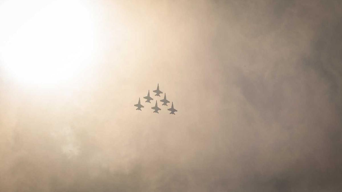 AI根据我的童年照片，生成我“可能拥有的另一种人生”的现在样貌