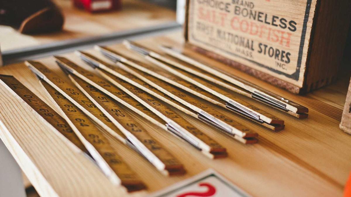 一位外科医生在洗手池前，双手轻柔地拍打水面，眼神深邃，仿佛在沉思。说明：外科医生下班后的“净手”沉思仪式，是对自我心灵的净化。