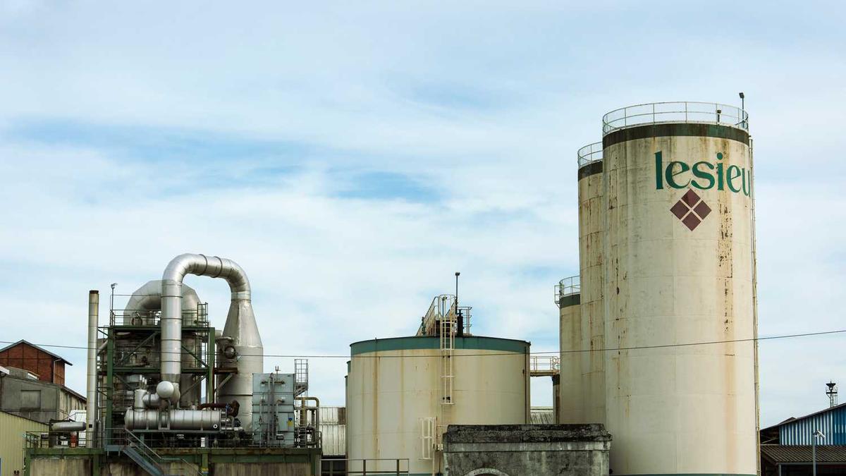 艺术家站在一幅由AI渲染的超写实画作前，画面中的人物栩栩如生，仿佛跃然纸上