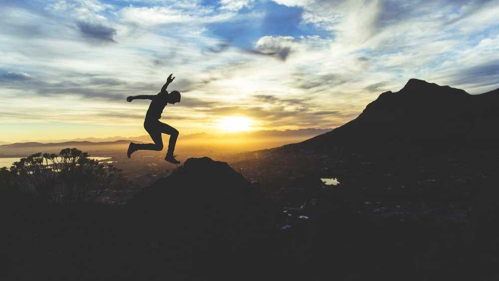 一位外科医生在洗手池前，目光望向远方，仿佛在寻找答案。说明：外科医生在沉思中寻找人生的意义，为患者带来希望。