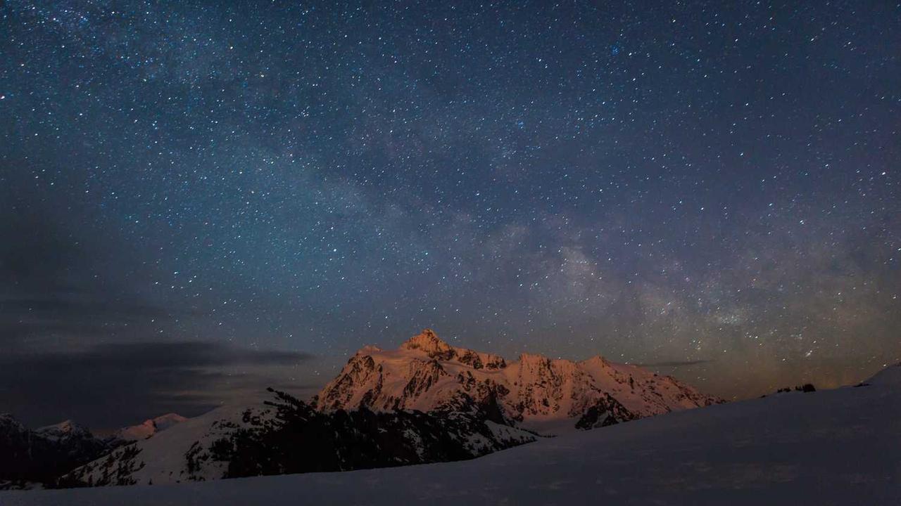 一位外科医生在洗手池前，微笑着看着镜中的自己，眼神中充满了希望。说明：外科医生在沉思中找到了力量，为患者带来希望。