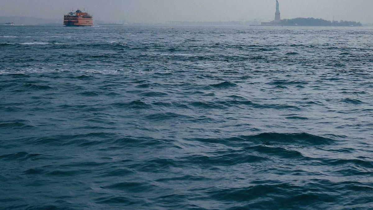 一位穿着正式的慈善家在公开场合宣讲,背景为大量捐赠物品,展现慈善活动的正面形象,与文章中揭露的负面行为形成对比 一位穿着正式的慈善家在公开场合宣讲,背景为大量捐赠物品,展现慈善活动的正面形象,与文章中揭露的负面行为形成对比