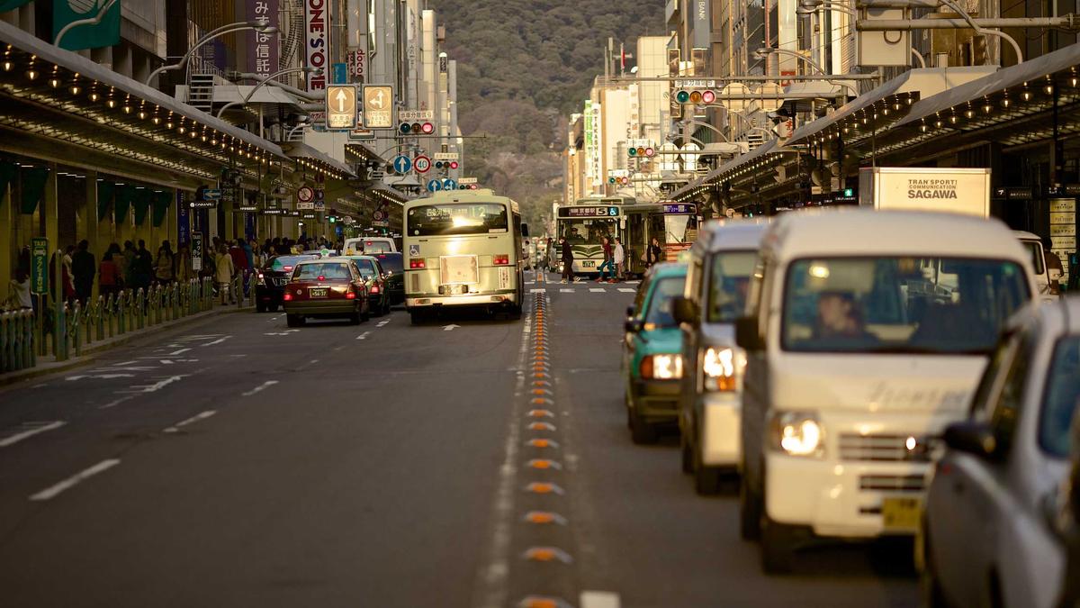 国际单项体育联合会大楼外景，象征公正与公平的雕塑在阳光照射下显得庄严肃穆，与标题中的丑闻形成鲜明对比